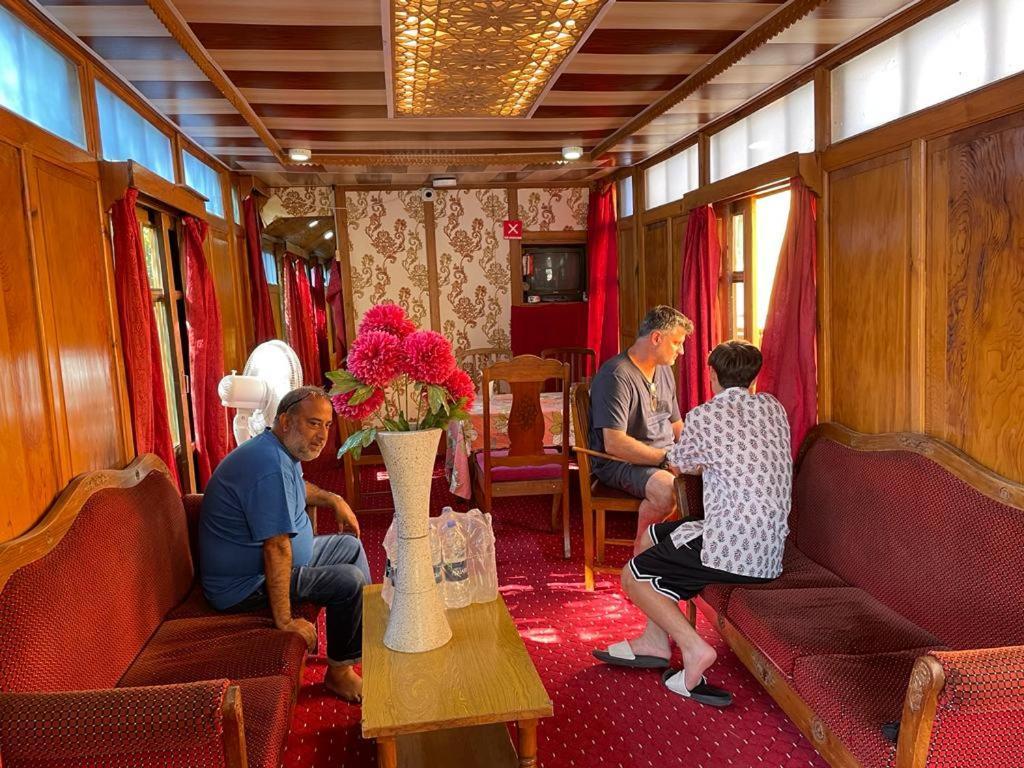 Mossess Group Of Houseboats Hotell Srīnagar Exteriör bild