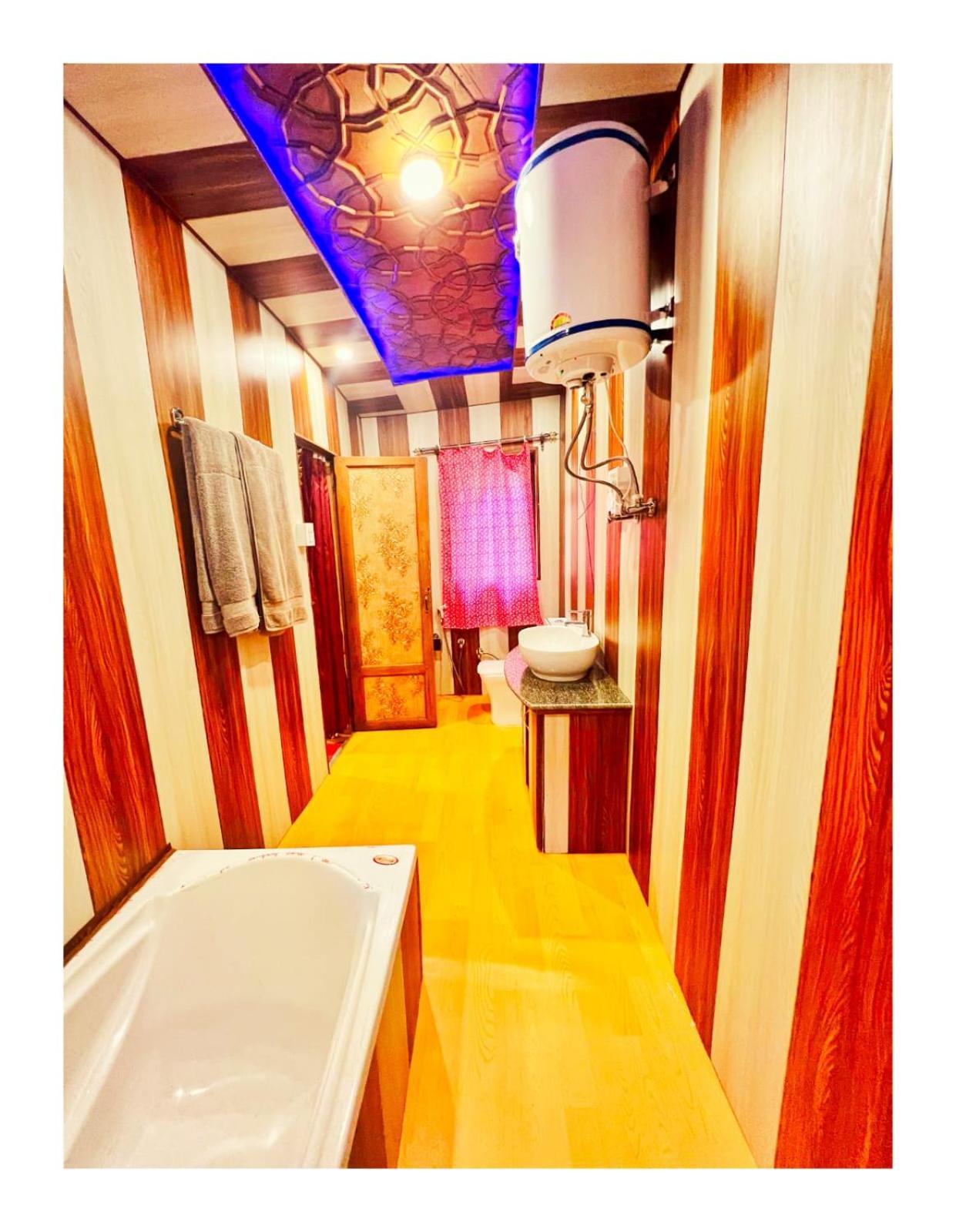 Mossess Group Of Houseboats Hotell Srīnagar Exteriör bild
