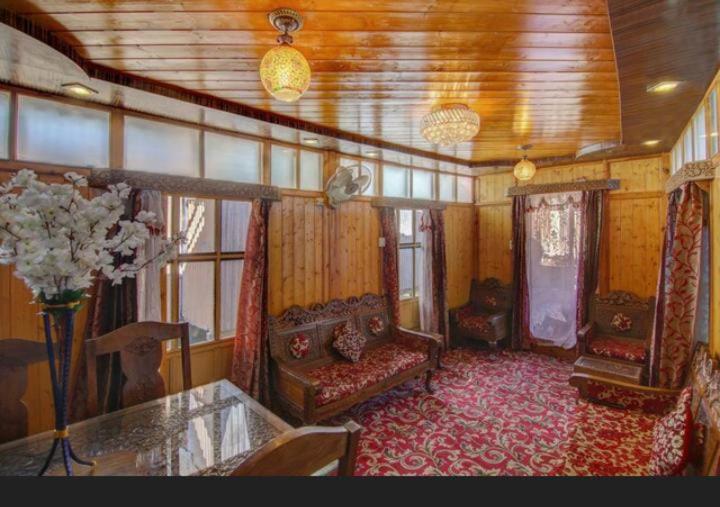 Mossess Group Of Houseboats Hotell Srīnagar Exteriör bild