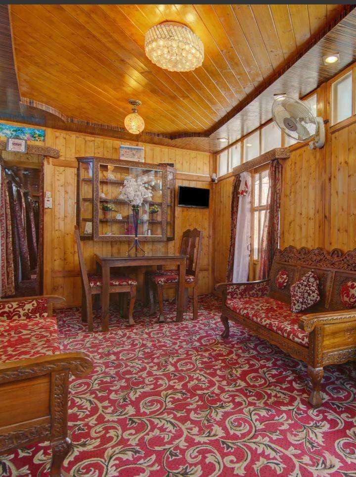 Mossess Group Of Houseboats Hotell Srīnagar Exteriör bild